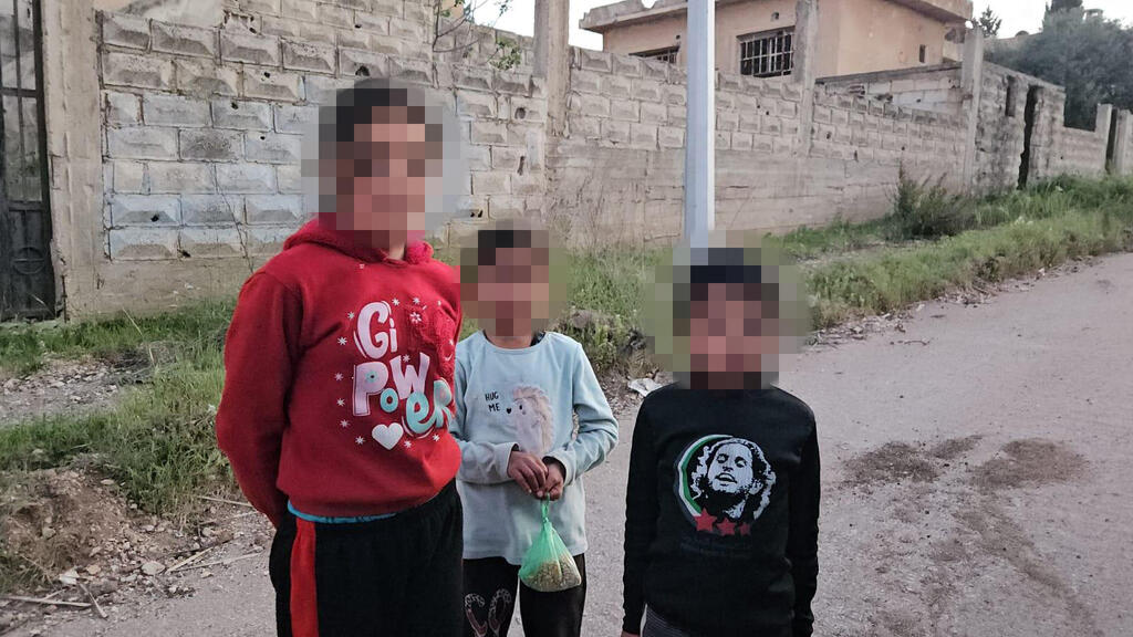 תמונתו של אל-שארוט על בגדי הילד הסורי. הלוחמים שומרים על ערנות (צילום: יואב זיתון) יואב זיתון בקוניטרה בסוריה