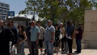 תורות ארוכים בהמתנה למשרד החוץ