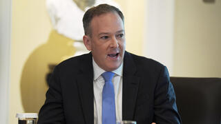 לי זלדין, היהודי הראשון בתפקיד