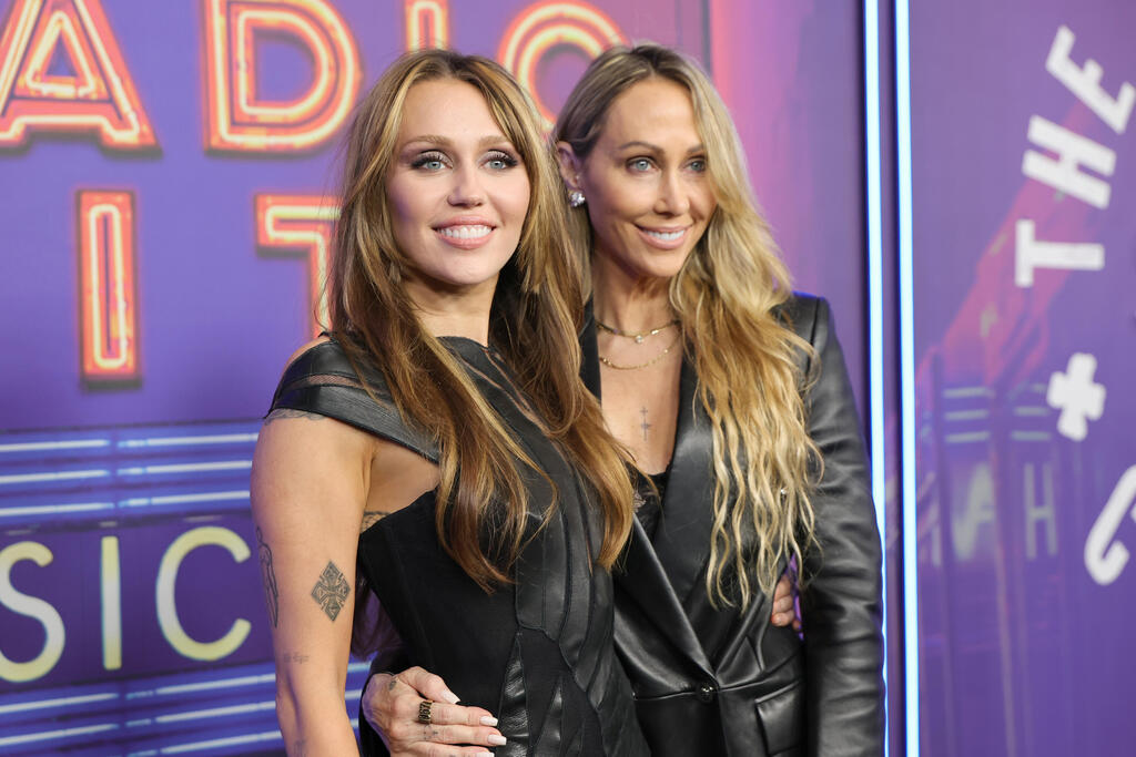 הורידה עוקב? טיש ומיילי סיירוס (צילום: Dia Dipasupil/Getty Images) טיש סיירוס מיילי סיירוס