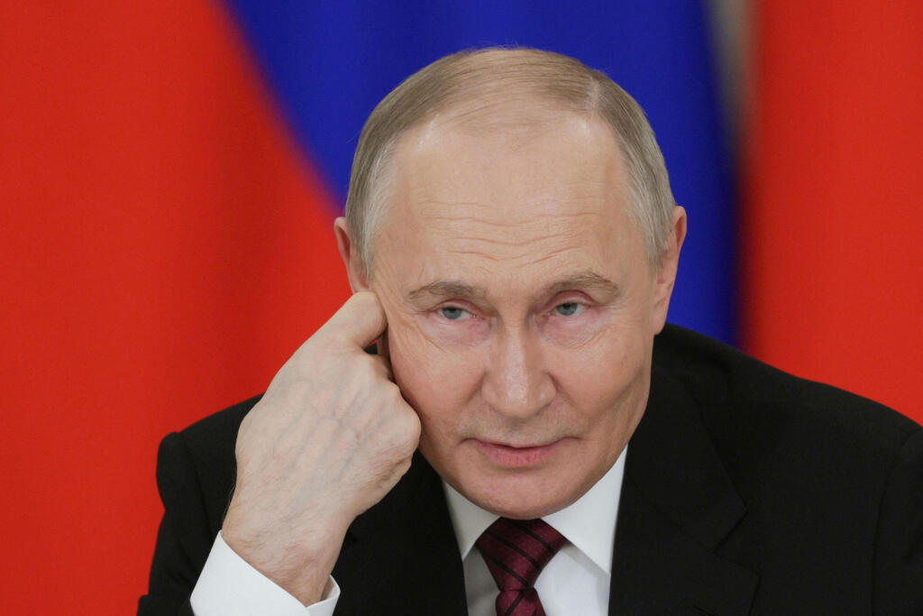 נשיא רוסיה ולדימיר פוטין ב מסיבת עיתונאים בקרמלין