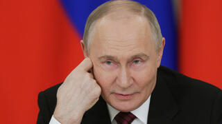 נשיא רוסיה ולדימיר פוטין ב מסיבת עיתונאים בקרמלין