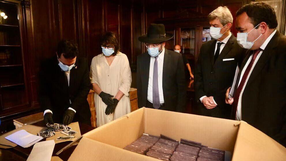 Examining the Nazi documents found בדיקת המסמכים בארגנטינה