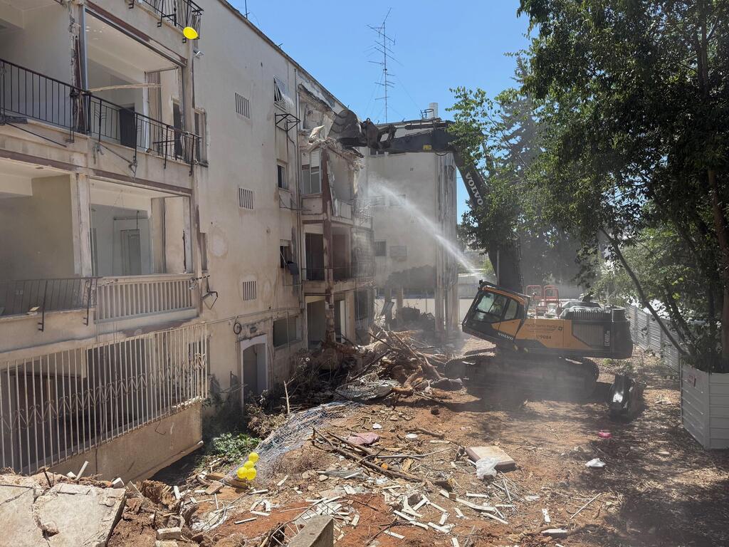 פי חמישה פרויקטים מהדרום והצפון יחד. פרויקט פינוי בינוי בתל אביב (צילום: עמי לאור) הריסת המבנים הישנים בפרויקט פינוי בינוי בדרך השלום תל אביב