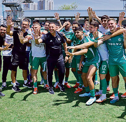 קבוצת הנוער של מכבי חיפה חוגגת מיוחד אליפות, שלשום (במרכז: מרדכי) yk14364862