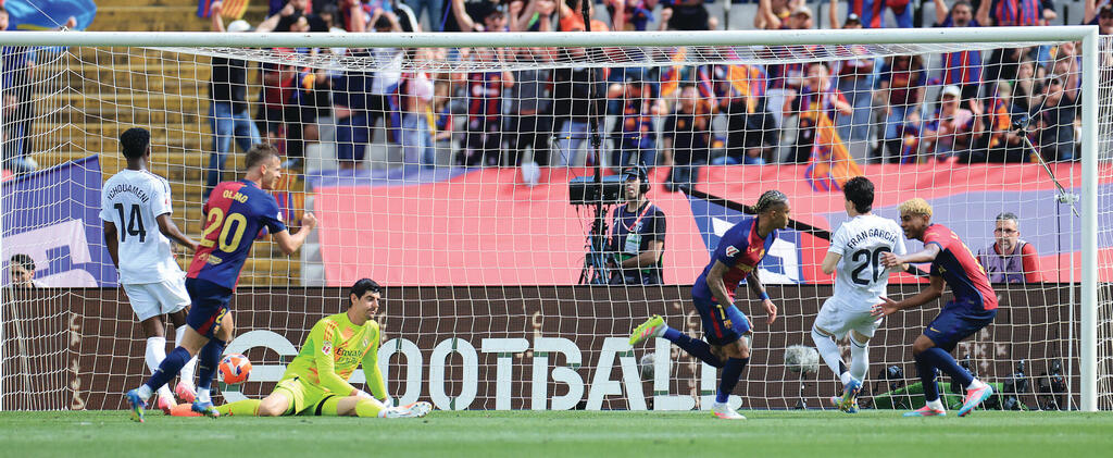 ראפיניה וימאל מאושרים אחרי הרביעי של ברצלונה | צילום: Nacho Doce, רויטרס yk14365298