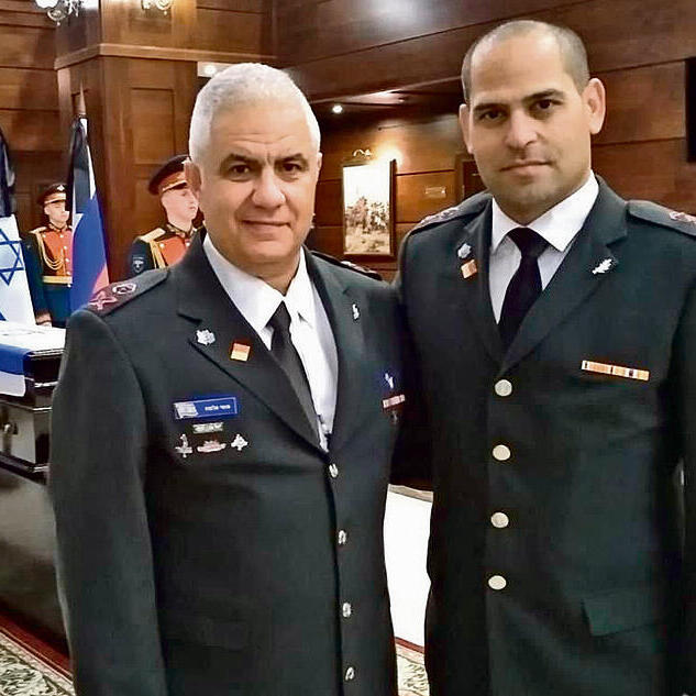 פריצת הדרך שהובילה להשבת הגופה של פלדמן ( ראש מחלקת השבויים והנעדרים באמ”ן סא”ל אבי כאלו (מימין) וראש אכ”א אלוף מוטי אלמוז בטקס האשכבה לבאומל ב־ 2019 במשרד הההגנה הרוסי) yk14365395