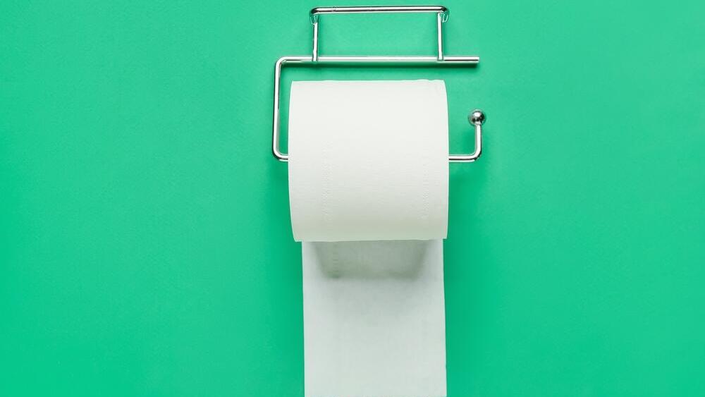 נייר טואלט מתחת