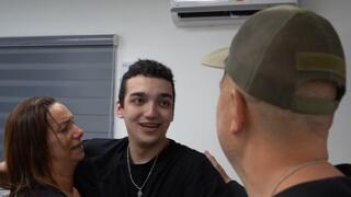   סמ״ר עידן אלכסנדר במפגש המרגש עם משפחתו בנקודת הקליטה הראשונית