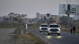 הצלב האדום שבידיו עידן אלכסנדר מתקרב למחסום כיסופים