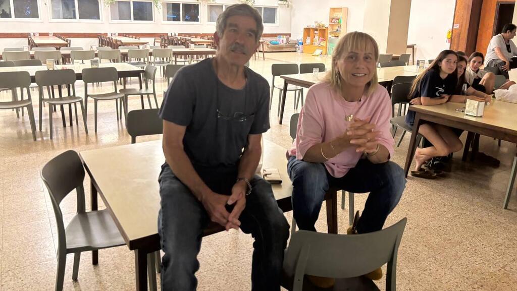 קצירי ואשתו אילה בחדר האוכל בקיבוץ: "מרגיש שותפות גורל עם עידן" ישי קצירי שנפל בשבי המצרי בחדר האוכל בקיבוץ חצור