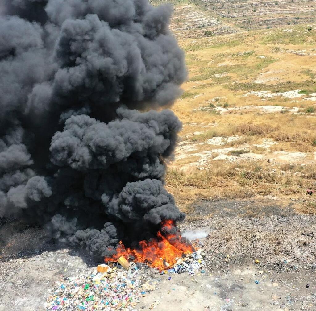 שריפת פסולת ברשות הפלסטינית בחודש מאי. העשן גרם לזיהום ומטרדים בישראל (צילום: הפורום לישראל ירוקה ) הפלסטינים שוב שורפים פסולת, בישראל סובלים