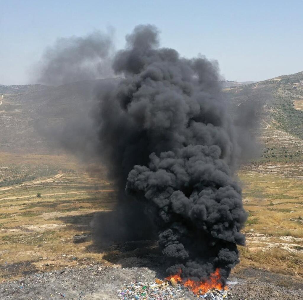 שריפת הפסולת ליד דיר בלוט (צילום: הפורום לישראל ירוקה ) שריפת הפסולת ליד דיר בלוט