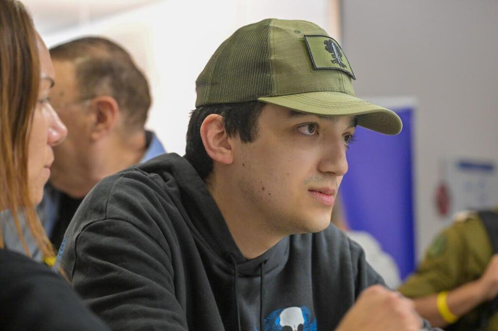 Edan Alexander meeting his family at the hospital (Photo: IDF Spokesperson's Unit) עידן אלכסנדר נפגש עם בני משפחתו לראשונה בבית החולים איכילוב