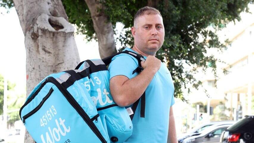לוי: "גאה בזה שאני עושה את מה שצריך בשביל להמשיך לחנך" (צילום: דנה קופל) שמואל לוי, מורה שמשלים הכנסה כשליח וולט