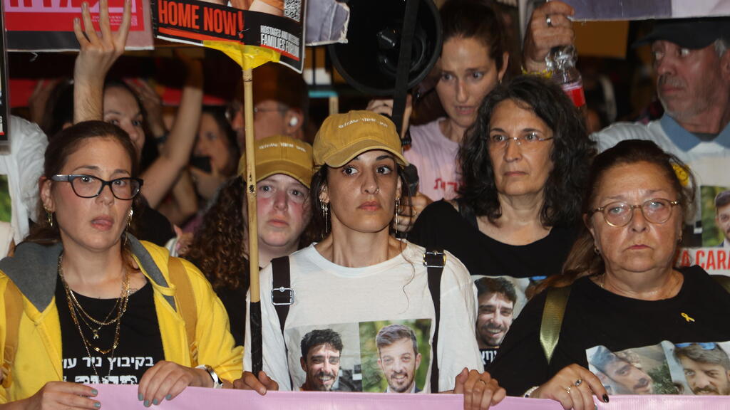 מימין: סילביה קוניו, ארבל יהוד ונילי מרגלית (צילום: יריב כץ) סילביה קוניו, נילי מרגלית וארבל יהוד בהפגנה להחזרת החטופים בהבימה