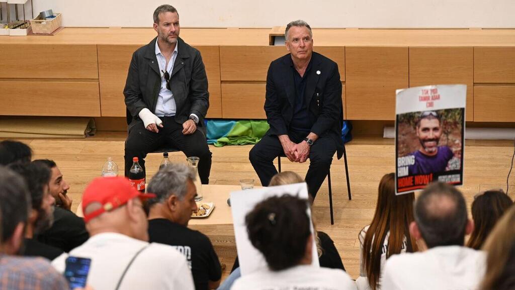 Adam Boehler and Steve Witkoff with hostages' families (Photo: Paulina Fatimer) סטיב וויטקוף ואדם בוהלר סיימו לפני זמן קצר פגישה עם מטה המשפחות להחזרת החטופים