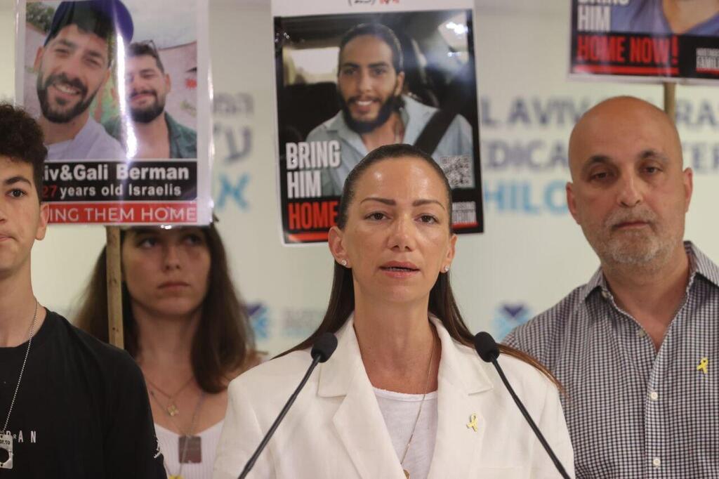 יעל אלכסנדר בהצהרה באיכילוב. "הזמן אוזל, העולם מסתכל, ההיסטוריה תזכור" (צילום: מוטי קמחי ) הצהרה של משפחת שורד השבי עידן אלכסנדר באיכילוב