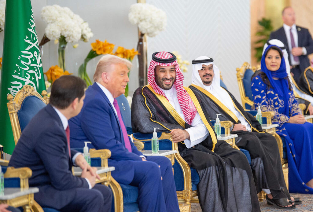 צילום: AFP PHOTO / SAUDI ROYAL PALACE / BANDAR AL-JALOUD נשיא ארה"ב דונלד טראמפ עם יורש העצר מוחמד בן סלמאן בסעודיה