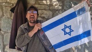 גאורגי מניף דגל ישראל