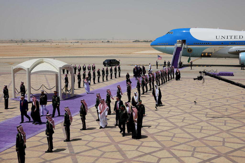 משמר הכבוד לנשיא בנמל התעופה בריאד (צילום: Win McNamee/Getty Images) נשיא ארה"ב דונלד טראמפ עם יורש העצר מוחמד בן סלמאן בסעודיה