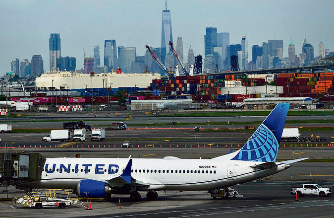 סכנה בשחקים. שדה התעופה "ניוארק" | צילום: רויטרס , Eduardo Munoz yk14368030