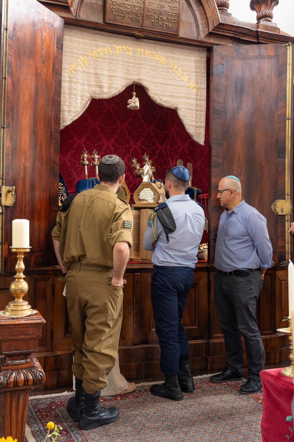 צילום: Ariel Yellin Photography נבו קצין הנפגעים שמלווה את משפחתה של רבקה ברוך ז"ל בפגישה עם המשפחה בבית הכנסת הגדול בהאג