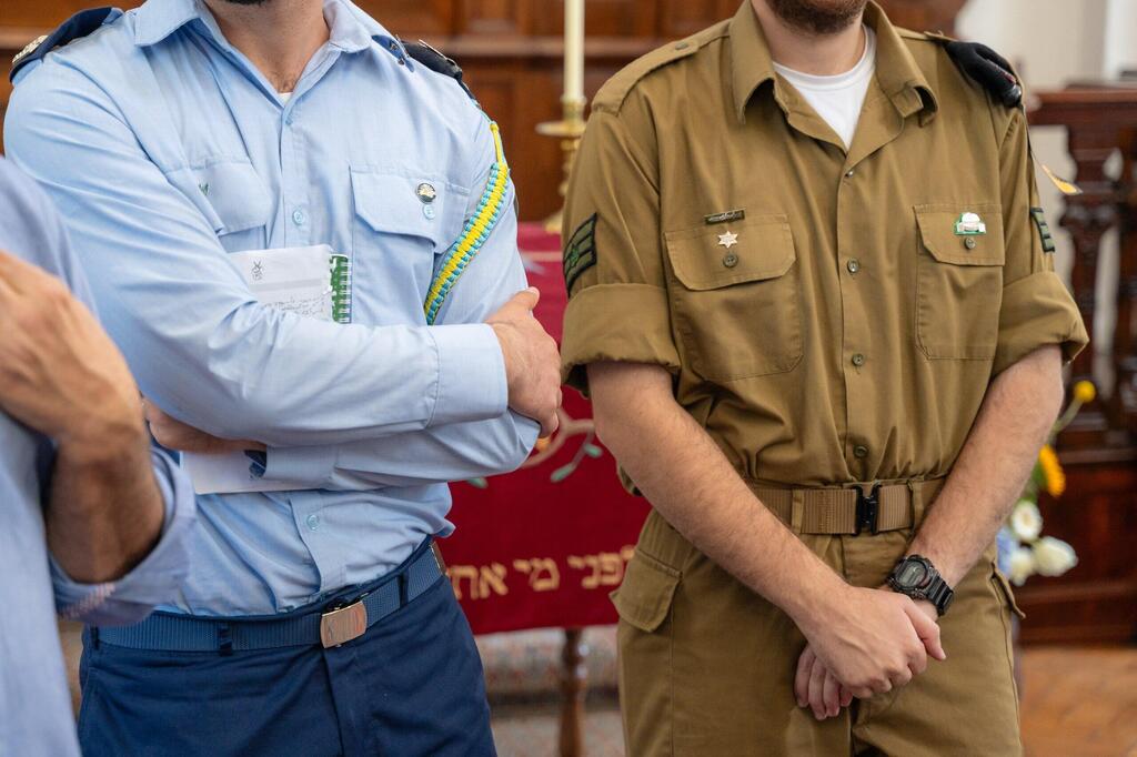 צילום: Ariel Yellin Photography נבו קצין הנפגעים שמלווה את משפחתה של רבקה ברוך ז"ל בפגישה עם המשפחה בבית הכנסת הגדול בהאג