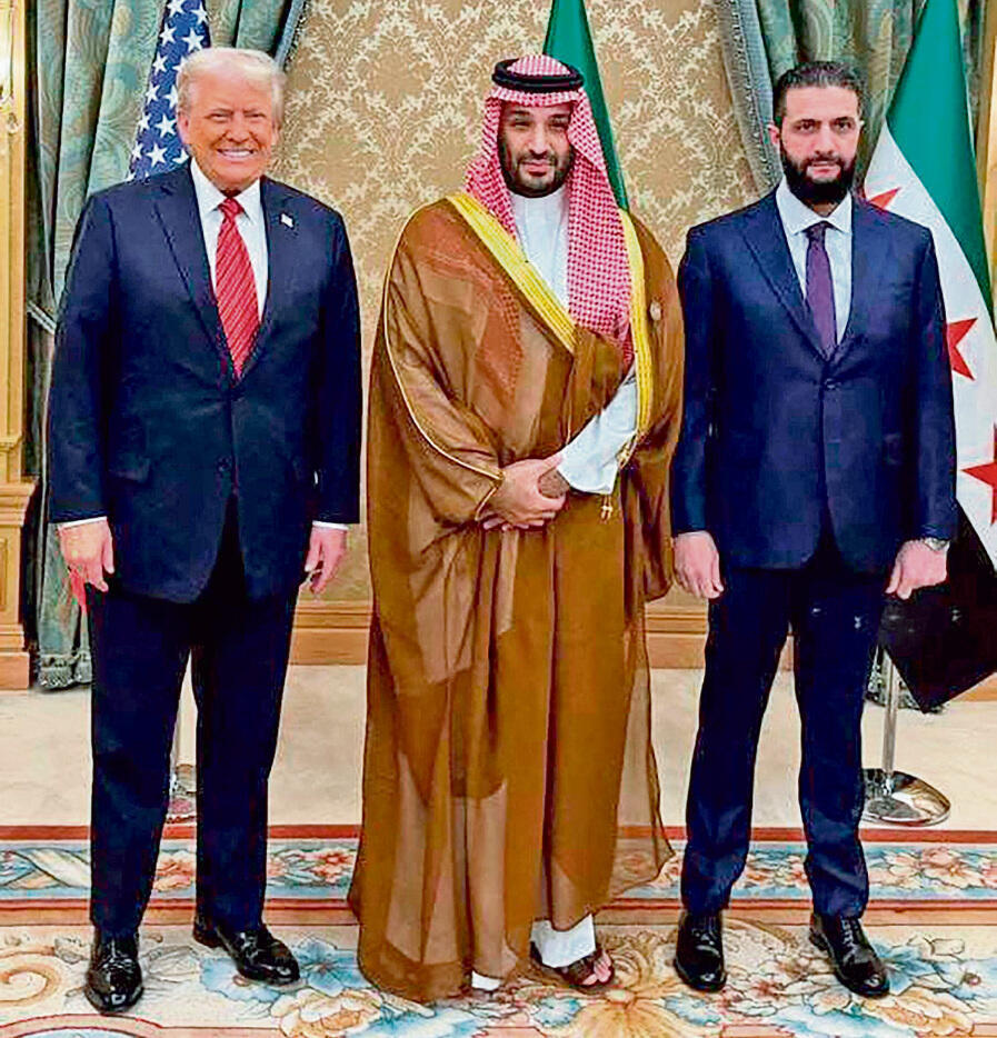 שינוי כיוון אמריקאי. הנשיא טראמפ עם אל־ג'ולאני ובן סלמאן | צילום: SANA , אי־אף־פי yk14369429