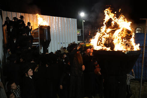 Netanyahu cancels mass Meron celebration as fire from Lebanon renews