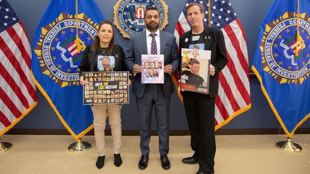 Ruby and Hagit Chen, parents of American-Israeli hostage Itai Chen, met with FBI Director Kash Patel (Photo: FBI) רובי וחגית חן, הוריו של החטוף האמריקאי-ישראלי איתי חן, נפגשו עם ראש ה-FBI, קאש פאטל