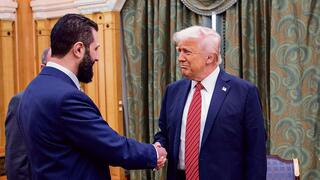 המארח מוחמד בן סלמאן מביט בלחיצת היד ההיסטורית בין אחמד א־שרע לדונלד טראמפ
