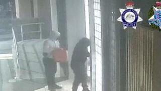 שניים מהמציתים עם חומר דליק