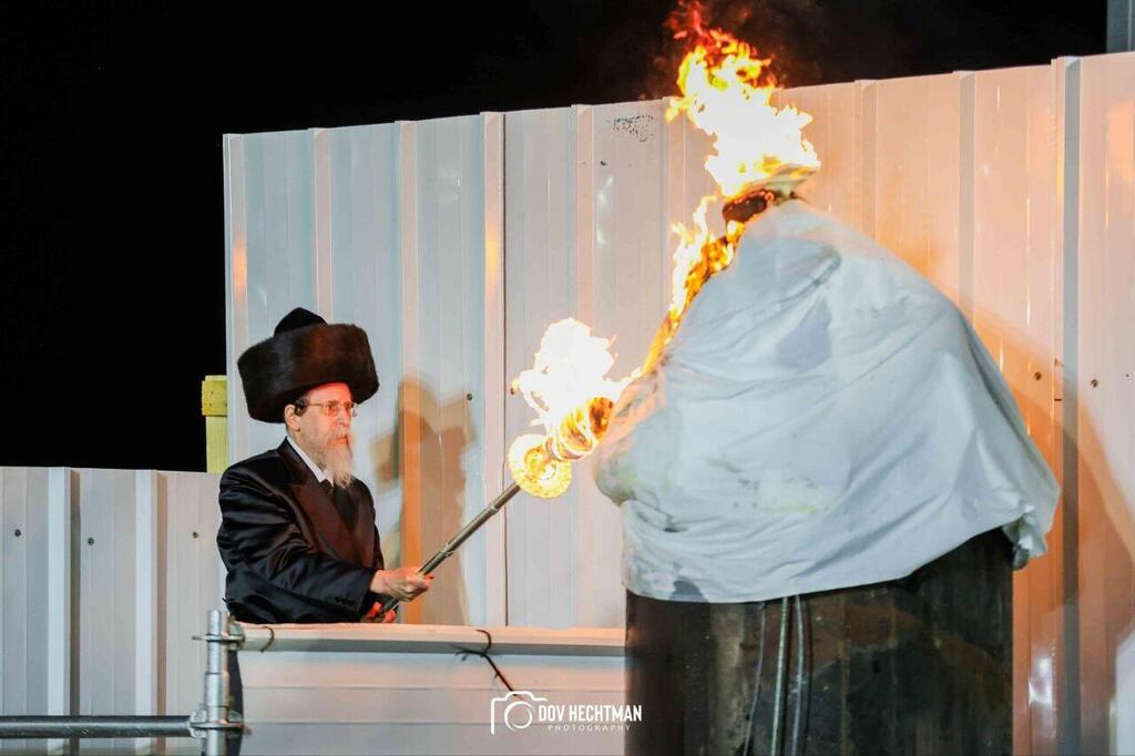 האדמו"ר מבויאן, הרב נחום דב ברייאר, מדליק את המדורה