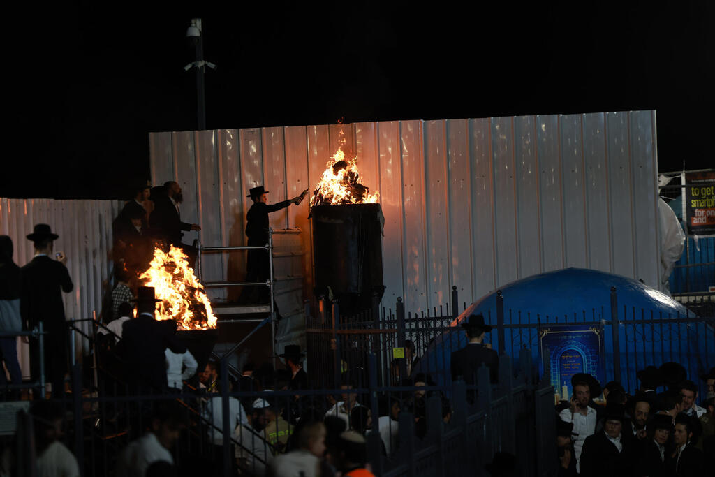 הדלקת מדורה באחד מהמתחמים במירון, בהילולה בשנה שעברה (צילום: טל שחר) הדלקת מדורה באחד המתחמים