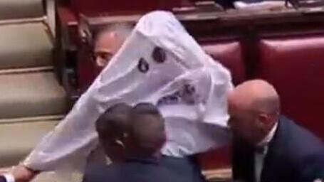 איטליה חבר פרלמנט הגיע מחופש ל רוח רפאים