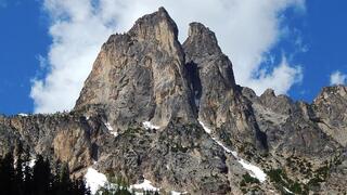 מצוקים בהרי קסקבייד הצפוניים במדינת וושינגטון ארה