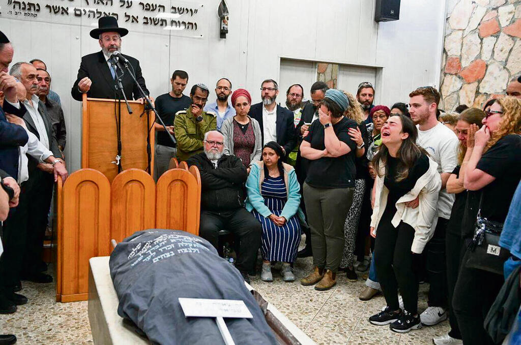 "איזה חלל גדול השארת". הרב לאו בהלווייתה של צאלה גז, אתמול | צילום: רפי קוץ yk14372057