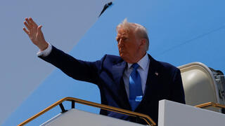 טראמפ בסיום ביקורו במזרח התיכון אבו דאבי ב מטוס אייר פורס 1