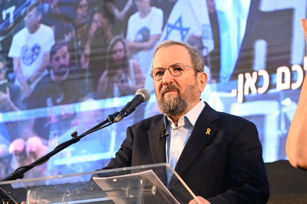 אהוד ברק (צילום: יאיר שגיא ) אהוד ברק נואם בהפגנה בכיכר הבימה נגד הממשלה ולהחזרת החטופים