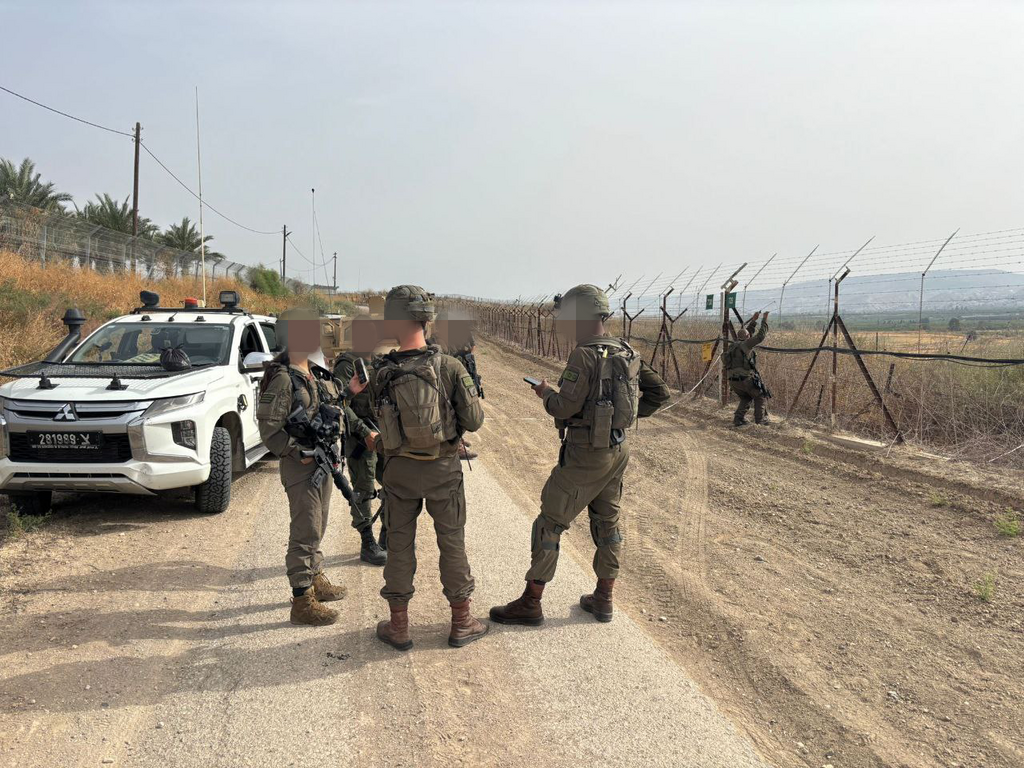 IDF searching for two who crossed over from the Jordanian border שני חשודים חדרו לישראל דרך הגבול עם ירדן