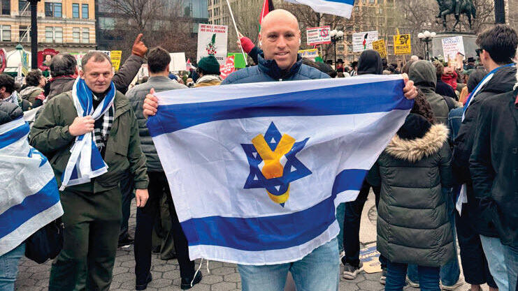 ברנד בהפגנה של בית"ר העולמית נגד פרו פלסטינים בניו יורק (צילום: פרטי) ברנד בהפגנה של בית"ר העולמית נגד פרו פלסטינים בניו יורק