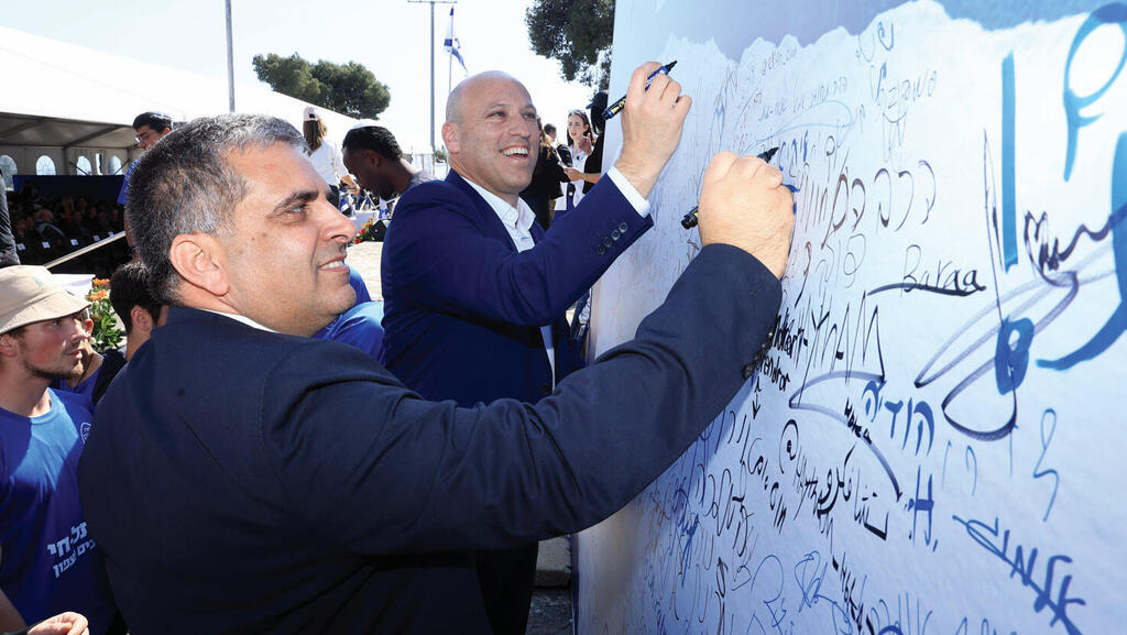 ברנד עם השר אופיר סופר באירוע תל חי (צילום: מירי שמעוני) ברנד עם השר אופיר סופר באירוע תל חי