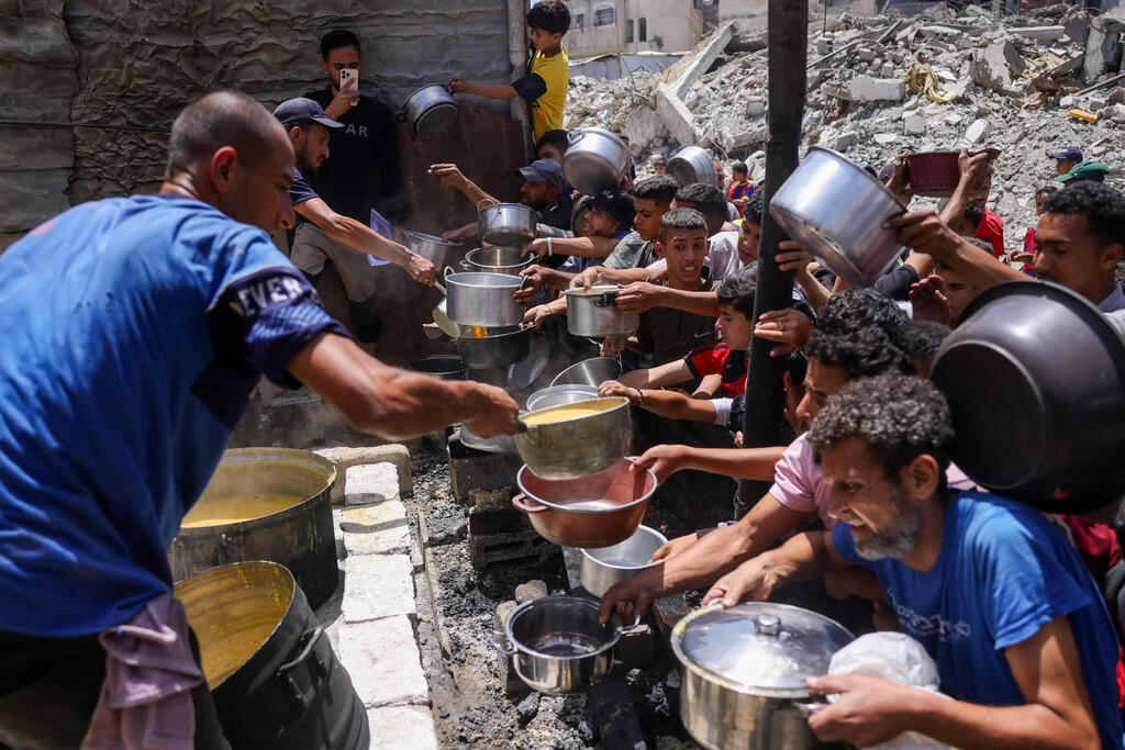 Food distribution in Jabaliya, Gaza (Photo: Bashar TALEB / AFP) ג'באליה