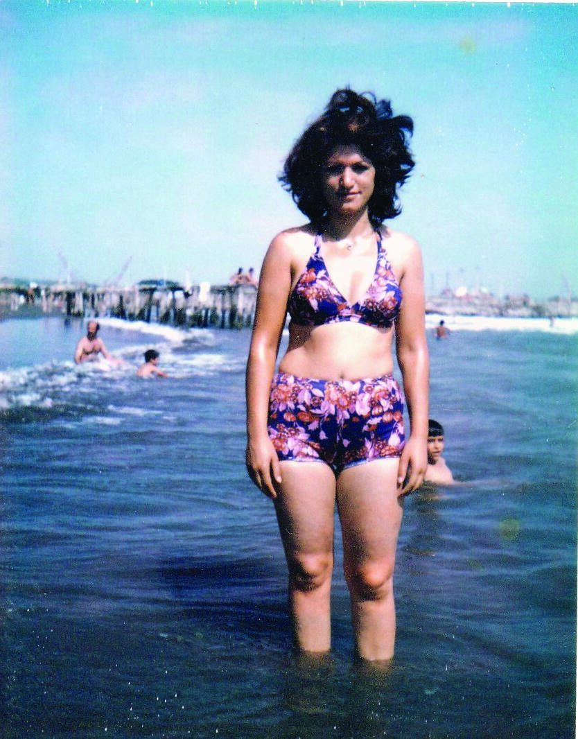 Goshen at the beach before the revolution (Photo: Courtesy) אתי ציונית גושן בטהרן לפני המהפכה האסלאמית