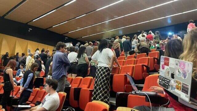 הסטודנטים מפנים את גבם לסטודנט קובי רוז