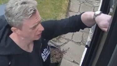 האדם שהסיר מזוזה בשכונה חרדית בלונדון