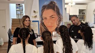 ענת נעים וגילי אלגבי עם בנות המצווה על רקע תמונת מאי ז ענת נעים וגילי אלגבי עם בנות המצווה על רקע תמונת מאי ז