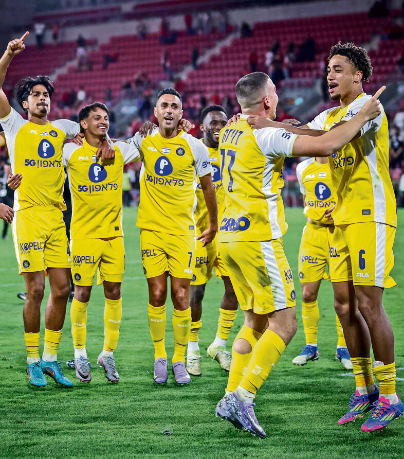 אסאנטה ודוידה מנהלים את המסיבה של מכבי ת"א | צילום: עוז מועלם yk14380080