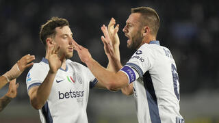 שחקן אינטר סטפן דה פריי (מימין) חוגג עם קרלוס אגוסטו